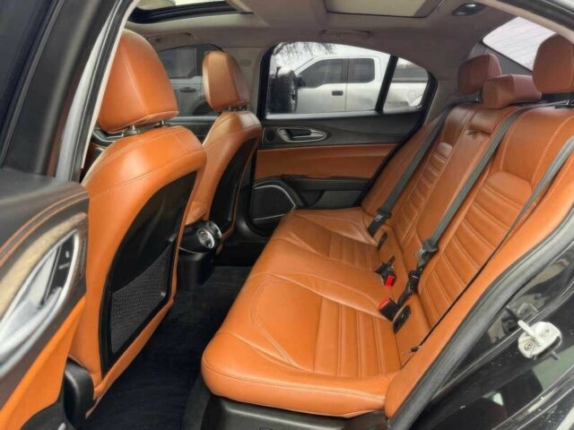 Чорний Альфа Ромео Джулія, об'ємом двигуна 2 л та пробігом 33 тис. км за 13400 $, фото 12 на Automoto.ua