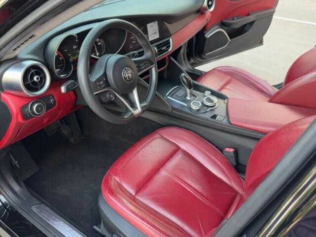 Чорний Альфа Ромео Джулія, об'ємом двигуна 2 л та пробігом 89 тис. км за 10700 $, фото 9 на Automoto.ua