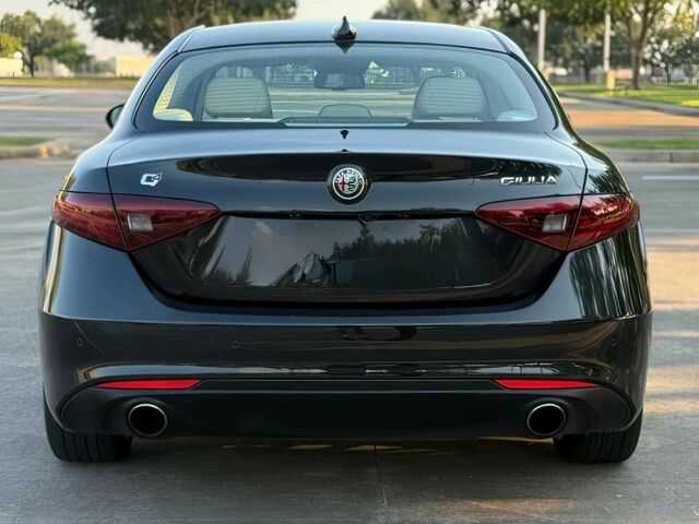 Черный Альфа Ромео Джулия, объемом двигателя 2 л и пробегом 45 тыс. км за 4100 $, фото 5 на Automoto.ua