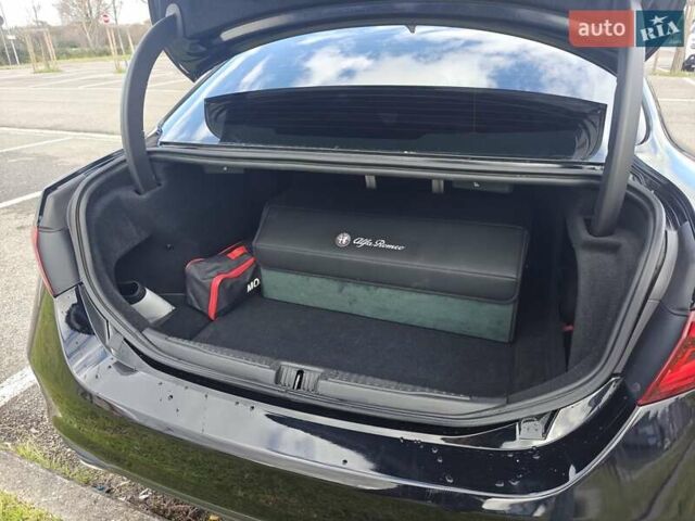 Черный Альфа Ромео Джулия, объемом двигателя 2 л и пробегом 79 тыс. км за 18412 $, фото 9 на Automoto.ua