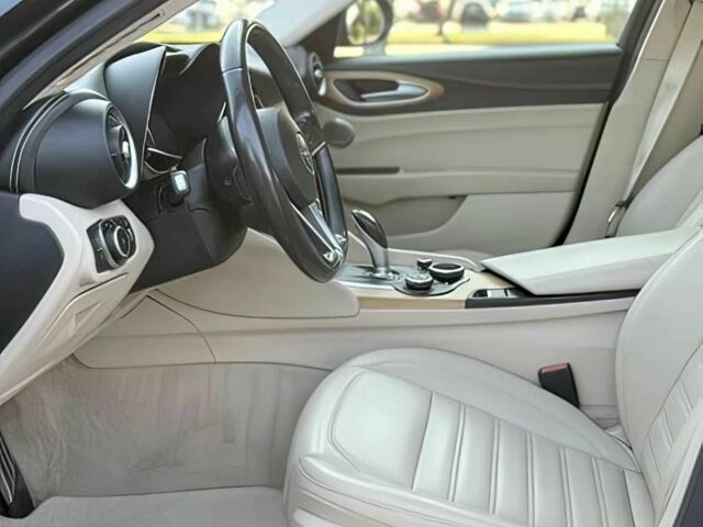 Черный Альфа Ромео Джулия, объемом двигателя 2 л и пробегом 45 тыс. км за 4100 $, фото 8 на Automoto.ua