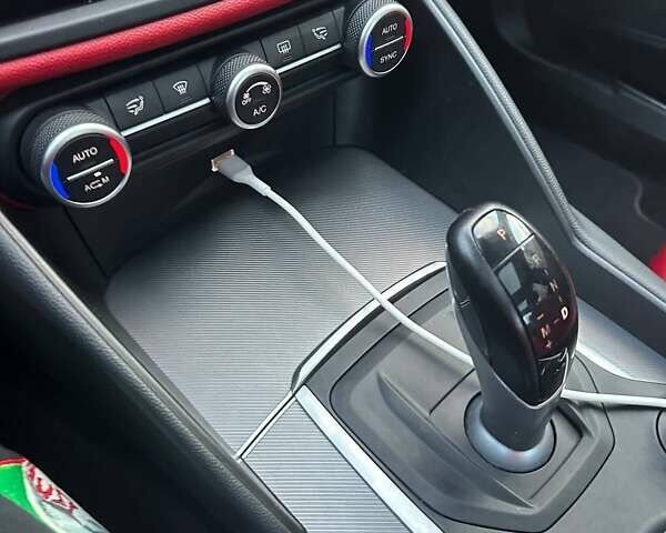 Черный Альфа Ромео Джулия, объемом двигателя 2 л и пробегом 45 тыс. км за 24000 $, фото 18 на Automoto.ua