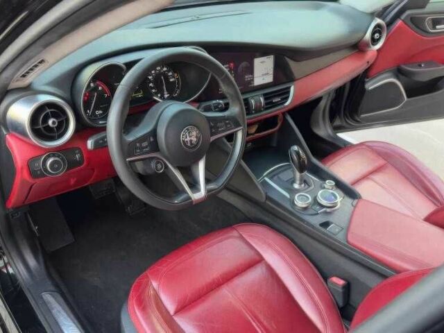 Чорний Альфа Ромео Джулія, об'ємом двигуна 2 л та пробігом 89 тис. км за 10700 $, фото 8 на Automoto.ua