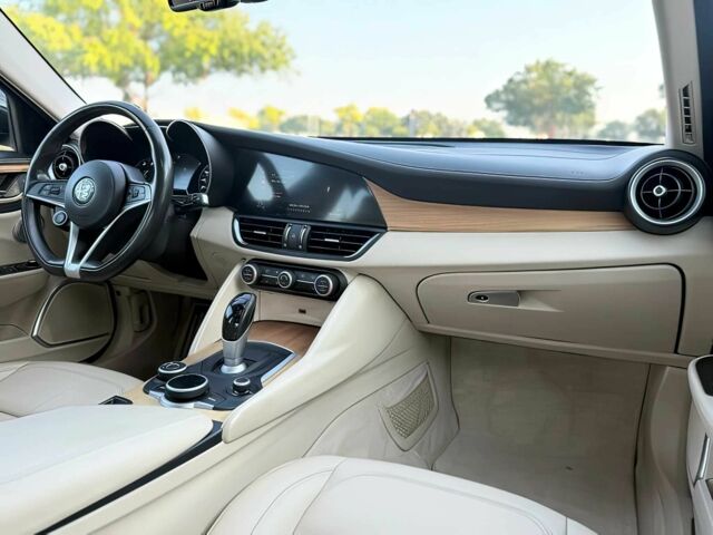 Черный Альфа Ромео Джулия, объемом двигателя 2 л и пробегом 45 тыс. км за 4100 $, фото 11 на Automoto.ua