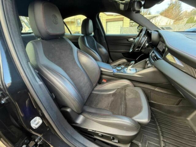 Чорний Альфа Ромео Джулія, об'ємом двигуна 2.9 л та пробігом 44 тис. км за 13500 $, фото 9 на Automoto.ua