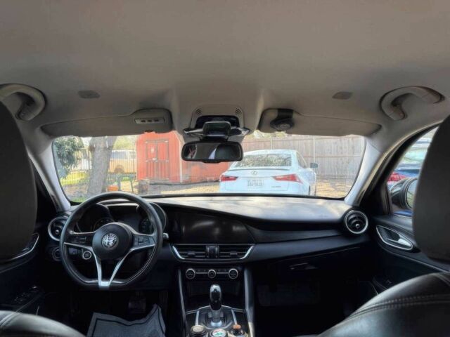 Чорний Альфа Ромео Джулія, об'ємом двигуна 2 л та пробігом 33 тис. км за 6300 $, фото 10 на Automoto.ua