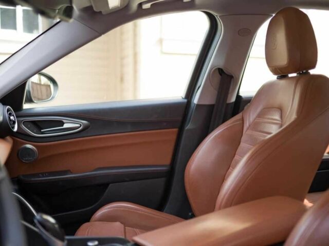 Черный Альфа Ромео Джулия, объемом двигателя 2 л и пробегом 95 тыс. км за 10200 $, фото 16 на Automoto.ua