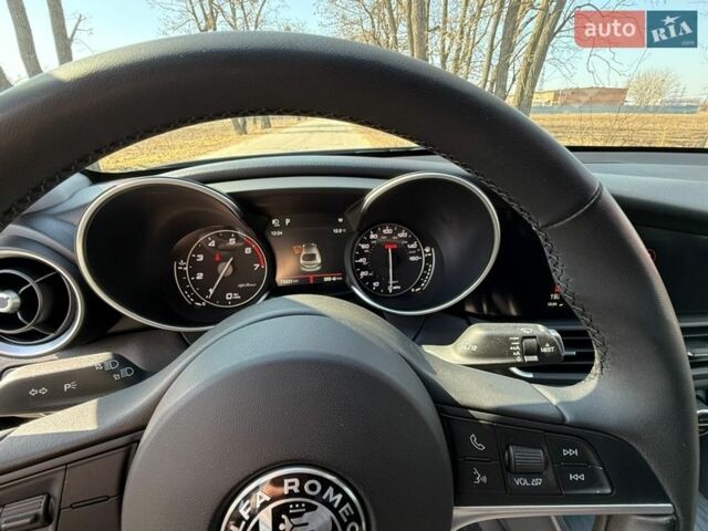 Черный Альфа Ромео Джулия, объемом двигателя 2 л и пробегом 73 тыс. км за 20500 $, фото 10 на Automoto.ua