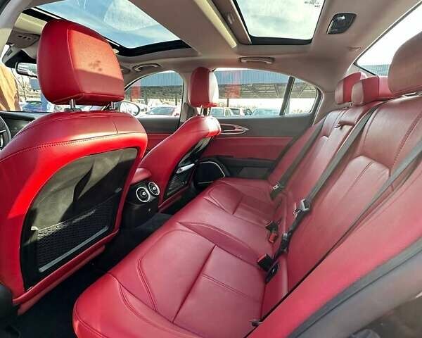 Черный Альфа Ромео Джулия, объемом двигателя 2 л и пробегом 45 тыс. км за 24000 $, фото 17 на Automoto.ua