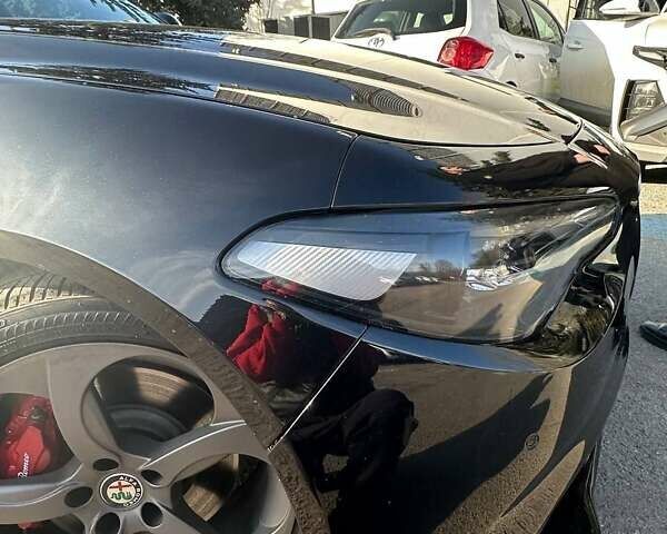 Черный Альфа Ромео Джулия, объемом двигателя 2 л и пробегом 45 тыс. км за 24000 $, фото 4 на Automoto.ua