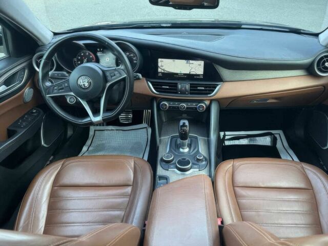 Черный Альфа Ромео Джулия, объемом двигателя 2 л и пробегом 46 тыс. км за 5100 $, фото 6 на Automoto.ua