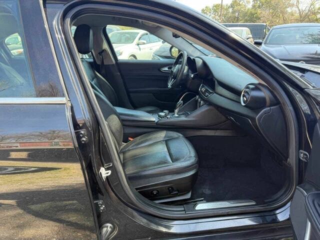 Чорний Альфа Ромео Джулія, об'ємом двигуна 2 л та пробігом 33 тис. км за 6300 $, фото 8 на Automoto.ua