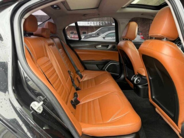 Чорний Альфа Ромео Джулія, об'ємом двигуна 2 л та пробігом 33 тис. км за 13400 $, фото 11 на Automoto.ua