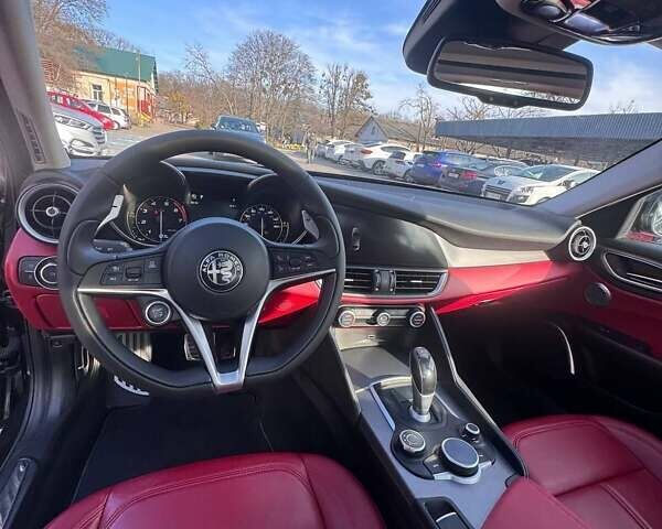 Черный Альфа Ромео Джулия, объемом двигателя 2 л и пробегом 45 тыс. км за 24000 $, фото 14 на Automoto.ua