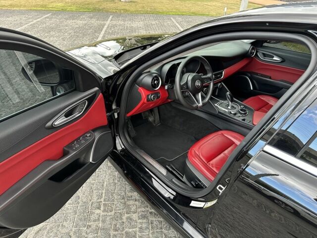 Чорний Альфа Ромео Джулія, об'ємом двигуна 2 л та пробігом 135 тис. км за 17000 $, фото 6 на Automoto.ua