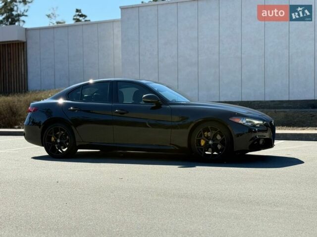 Чорний Альфа Ромео Джулія, об'ємом двигуна 2 л та пробігом 67 тис. км за 19990 $, фото 6 на Automoto.ua