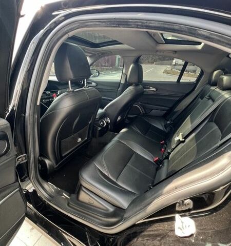 Чорний Альфа Ромео Джулія, об'ємом двигуна 2 л та пробігом 179 тис. км за 16800 $, фото 26 на Automoto.ua