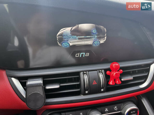 Черный Альфа Ромео Джулия, объемом двигателя 2 л и пробегом 29 тыс. км за 23999 $, фото 13 на Automoto.ua