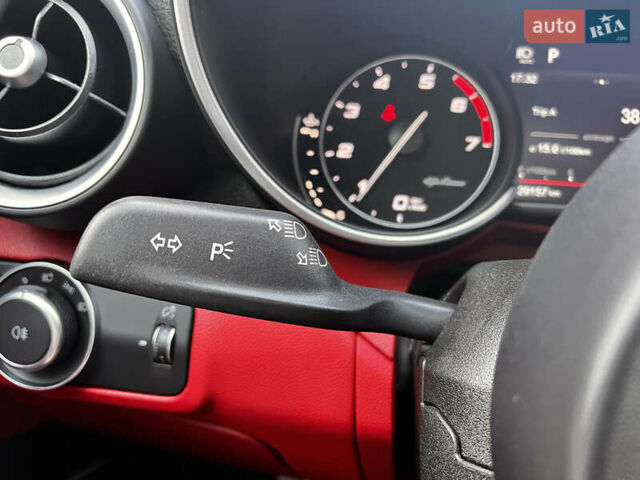 Черный Альфа Ромео Джулия, объемом двигателя 2 л и пробегом 29 тыс. км за 23999 $, фото 25 на Automoto.ua