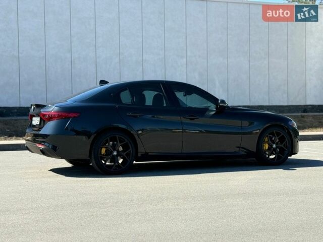 Чорний Альфа Ромео Джулія, об'ємом двигуна 2 л та пробігом 67 тис. км за 19990 $, фото 7 на Automoto.ua