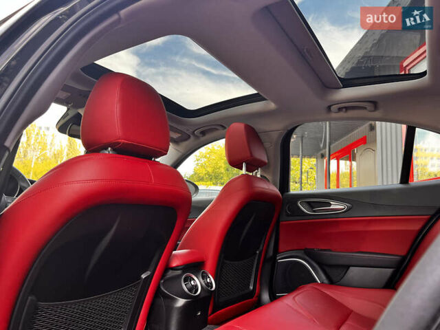 Черный Альфа Ромео Джулия, объемом двигателя 2 л и пробегом 29 тыс. км за 23600 $, фото 42 на Automoto.ua