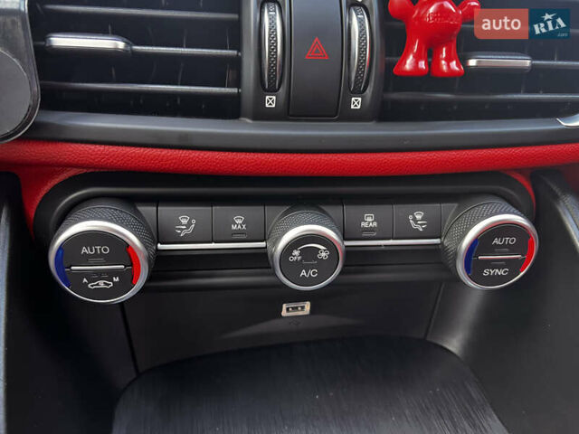 Черный Альфа Ромео Джулия, объемом двигателя 2 л и пробегом 29 тыс. км за 23999 $, фото 21 на Automoto.ua