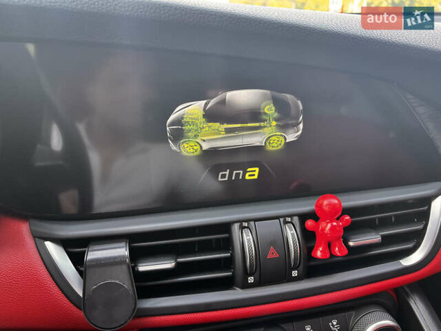 Черный Альфа Ромео Джулия, объемом двигателя 2 л и пробегом 29 тыс. км за 23600 $, фото 15 на Automoto.ua