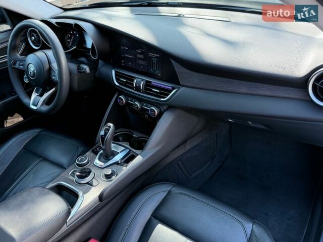 Чорний Альфа Ромео Джулія, об'ємом двигуна 2 л та пробігом 67 тис. км за 19990 $, фото 50 на Automoto.ua