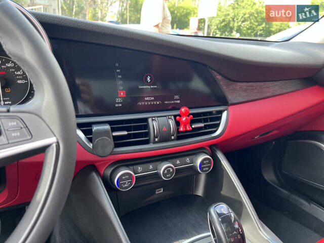 Черный Альфа Ромео Джулия, объемом двигателя 2 л и пробегом 29 тыс. км за 23600 $, фото 20 на Automoto.ua