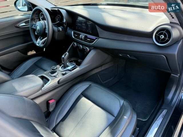 Чорний Альфа Ромео Джулія, об'ємом двигуна 2 л та пробігом 67 тис. км за 19990 $, фото 48 на Automoto.ua