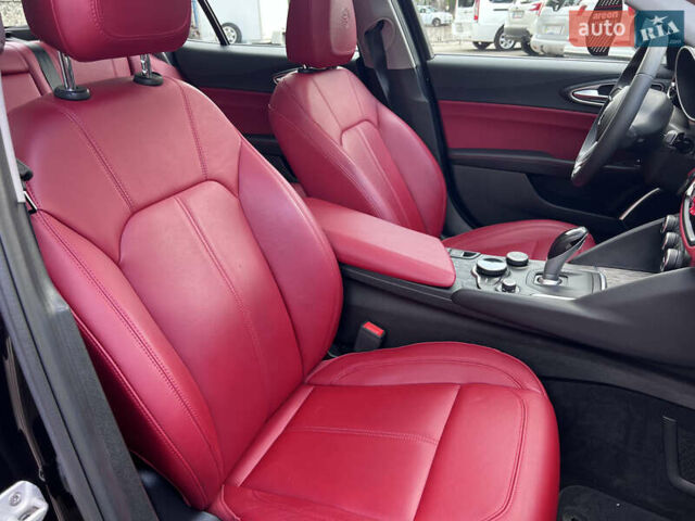 Черный Альфа Ромео Джулия, объемом двигателя 2 л и пробегом 29 тыс. км за 23999 $, фото 46 на Automoto.ua