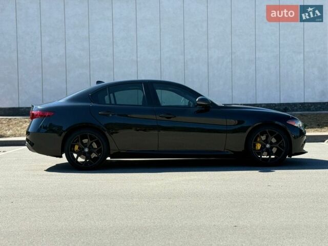 Чорний Альфа Ромео Джулія, об'ємом двигуна 2 л та пробігом 67 тис. км за 19990 $, фото 11 на Automoto.ua