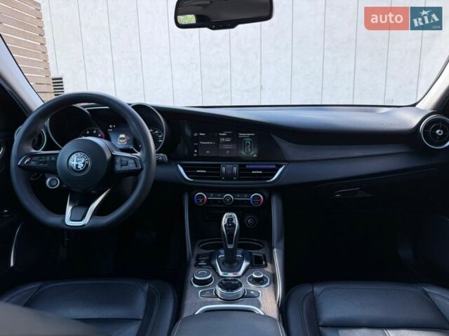 Чорний Альфа Ромео Джулія, об'ємом двигуна 2 л та пробігом 67 тис. км за 19990 $, фото 44 на Automoto.ua