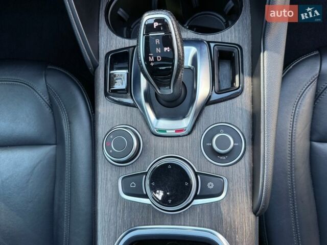 Чорний Альфа Ромео Джулія, об'ємом двигуна 2 л та пробігом 67 тис. км за 19990 $, фото 51 на Automoto.ua