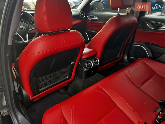 Черный Альфа Ромео Джулия, объемом двигателя 2 л и пробегом 29 тыс. км за 23999 $, фото 37 на Automoto.ua