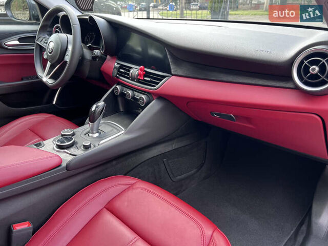 Черный Альфа Ромео Джулия, объемом двигателя 2 л и пробегом 29 тыс. км за 23600 $, фото 48 на Automoto.ua