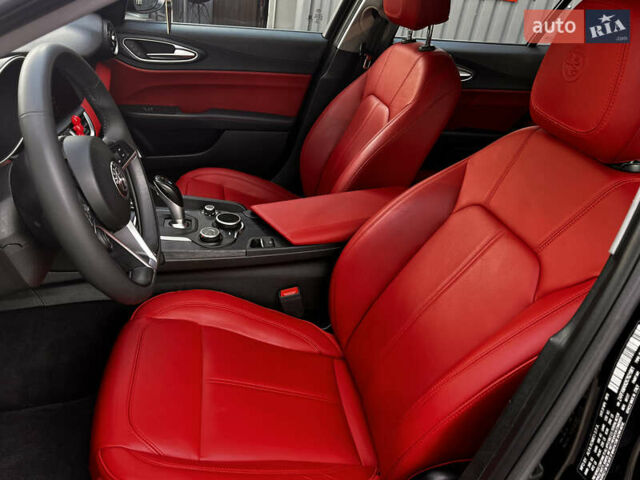 Черный Альфа Ромео Джулия, объемом двигателя 2 л и пробегом 29 тыс. км за 23600 $, фото 33 на Automoto.ua