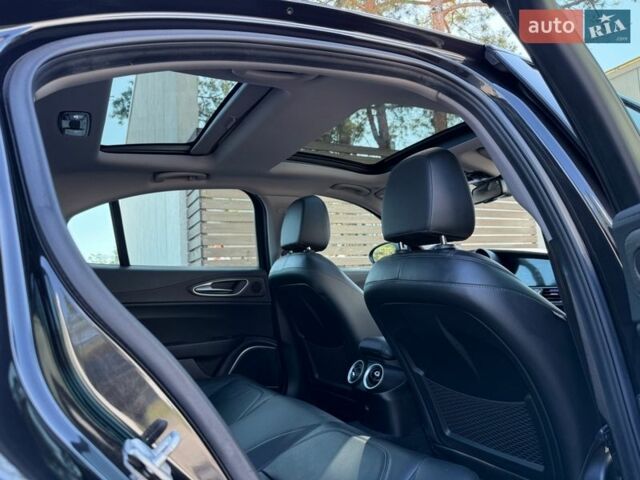 Чорний Альфа Ромео Джулія, об'ємом двигуна 2 л та пробігом 67 тис. км за 19990 $, фото 46 на Automoto.ua