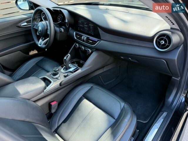 Чорний Альфа Ромео Джулія, об'ємом двигуна 2 л та пробігом 67 тис. км за 19990 $, фото 47 на Automoto.ua