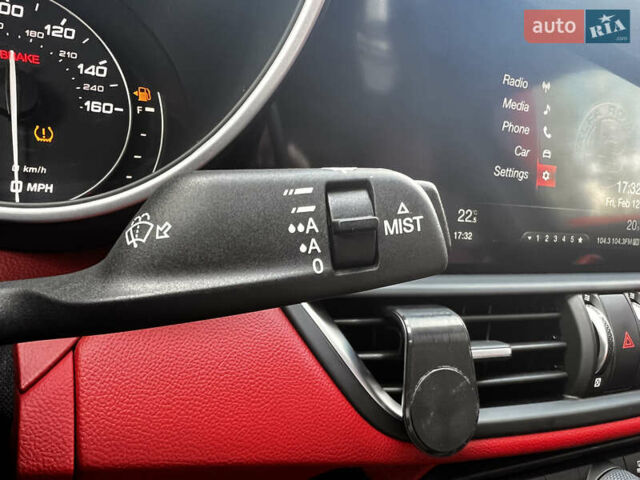 Черный Альфа Ромео Джулия, объемом двигателя 2 л и пробегом 29 тыс. км за 23600 $, фото 28 на Automoto.ua