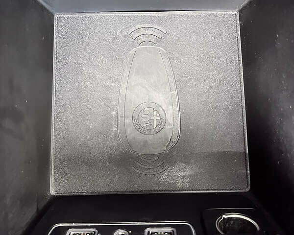 Черный Альфа Ромео Джулия, объемом двигателя 2 л и пробегом 29 тыс. км за 23999 $, фото 45 на Automoto.ua