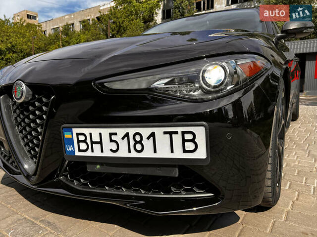 Черный Альфа Ромео Джулия, объемом двигателя 2 л и пробегом 29 тыс. км за 23999 $, фото 4 на Automoto.ua