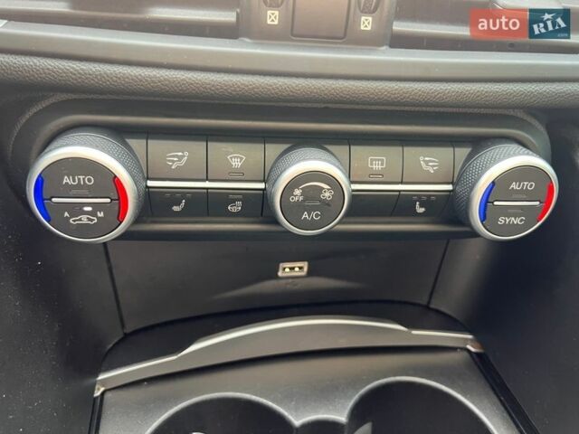 Чорний Альфа Ромео Джулія, об'ємом двигуна 2 л та пробігом 179 тис. км за 16800 $, фото 17 на Automoto.ua