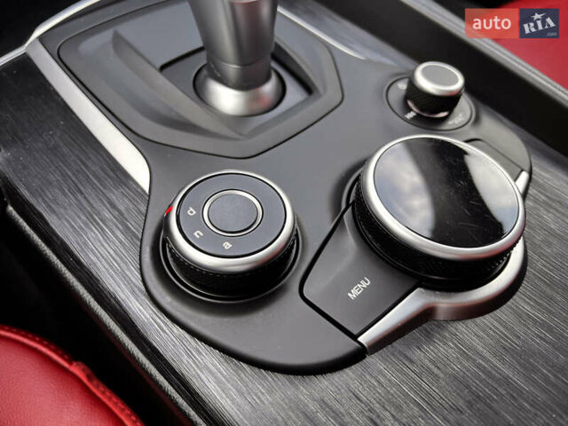 Черный Альфа Ромео Джулия, объемом двигателя 2 л и пробегом 29 тыс. км за 23999 $, фото 17 на Automoto.ua