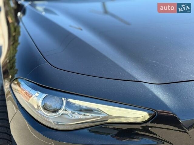 Чорний Альфа Ромео Джулія, об'ємом двигуна 2 л та пробігом 67 тис. км за 19990 $, фото 20 на Automoto.ua