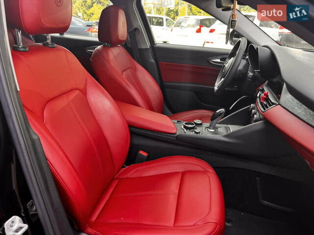 Черный Альфа Ромео Джулия, объемом двигателя 2 л и пробегом 29 тыс. км за 23999 $, фото 43 на Automoto.ua