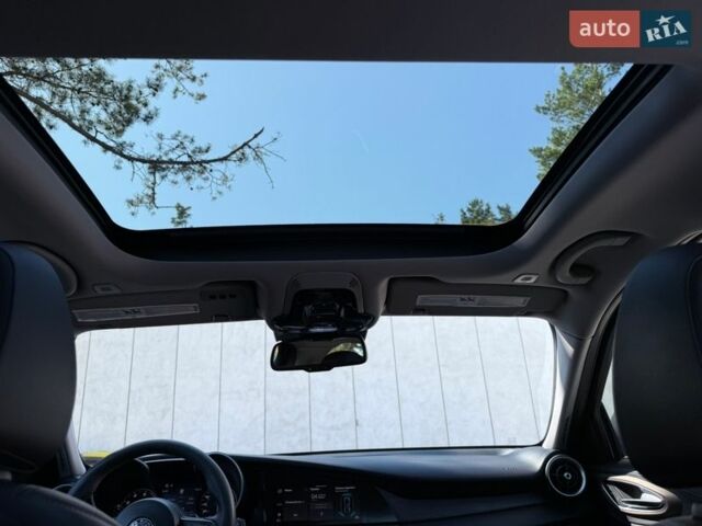 Чорний Альфа Ромео Джулія, об'ємом двигуна 2 л та пробігом 67 тис. км за 19990 $, фото 45 на Automoto.ua