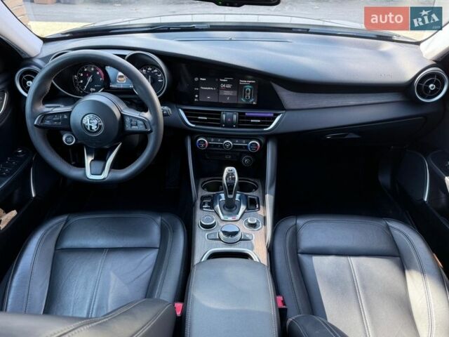 Чорний Альфа Ромео Джулія, об'ємом двигуна 2 л та пробігом 67 тис. км за 19990 $, фото 43 на Automoto.ua