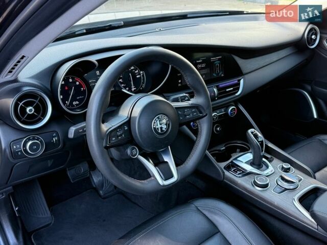 Чорний Альфа Ромео Джулія, об'ємом двигуна 2 л та пробігом 67 тис. км за 19990 $, фото 39 на Automoto.ua