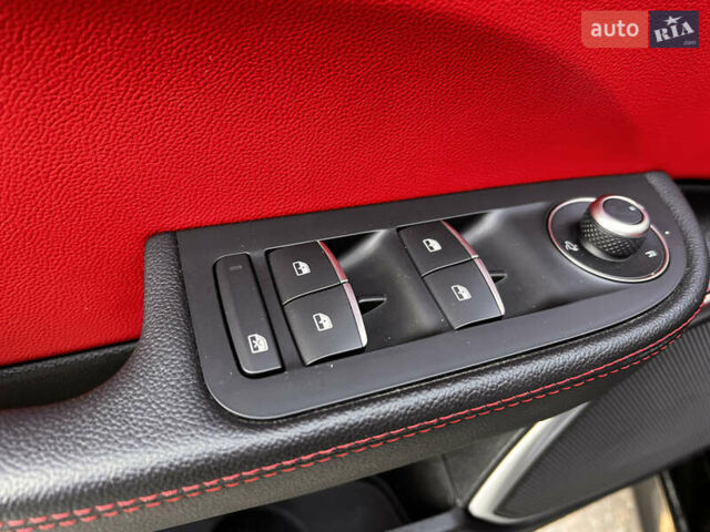 Черный Альфа Ромео Джулия, объемом двигателя 2 л и пробегом 29 тыс. км за 23600 $, фото 31 на Automoto.ua